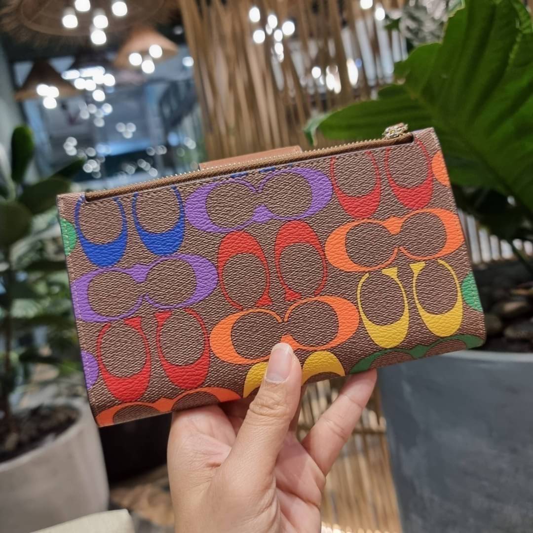 COACH C9944 TECH WALLET IN RAINBOW SIGNATURE CANVAS ดีไซน์ใหม่ คอลเลคชั่นสวยหรู กระเป๋าสตางค์พร้อมสายคล้องมือ ง่ายต่อชีวิตมากจ้า!! มันดี มันพร้อม มันสวยจริงจัง!! ใส่ได้ทั้งบัตร และโทรศัพท์ก็ใส่ได้ทุกรุ่น แถมยังมีช่องซิปแยกไปอีก ช่องเยอะไม่ต้องห่วงจริงๆ วั
