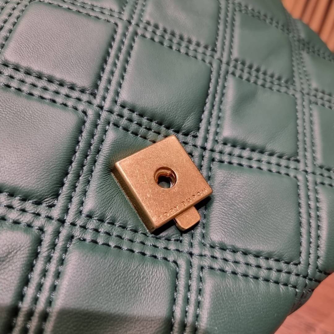 TORY BURCH FLEMING SOFT CONVERTIBLE SHOULDER BAG รุ่นหายากที่สาวๆตามหา มาพร้อมเสิร์ฟความสวยถึงบ้านไปเลยจ้า รอบนี้คัดสีสวยๆมาให้ได้ช้อปกันอย่างจุใจไปเลย กระเป๋าสะพายไหล่ หนังแท้นิ่มเต็มใบ สวยหรูดูแพง เปิด-ปิดด้วยตัวกดล็อคแน่นหนา สายสะพายในตัวปรับใช้ได้ 2 แ