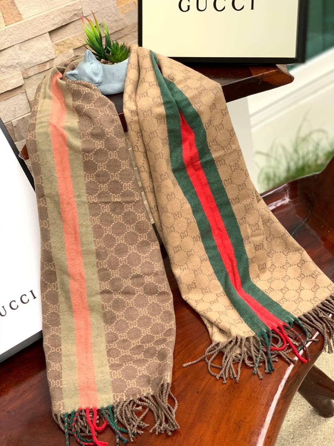 Gucci Classic Print Scarf แบรนด์ดังจากประเทศอิตาลี ด้วยงานพรีเมี่ยมกิ้ฟ ส่งมอบความรู้สึกดีๆให้กับคนที่คุณรัก ในรูปแบบผ้าพันคอและผ้าคลุมไหล่ผืนใหญ่สีสันไม่ฉูดฉาด เหมาะกับชุดที่เป็นทางการหรือลำลองก็ได้ เป็นผ้าที่ให้ความอบอุ่น ถักทอด้วยผ้าcashmere ผ้าเนื้อดี