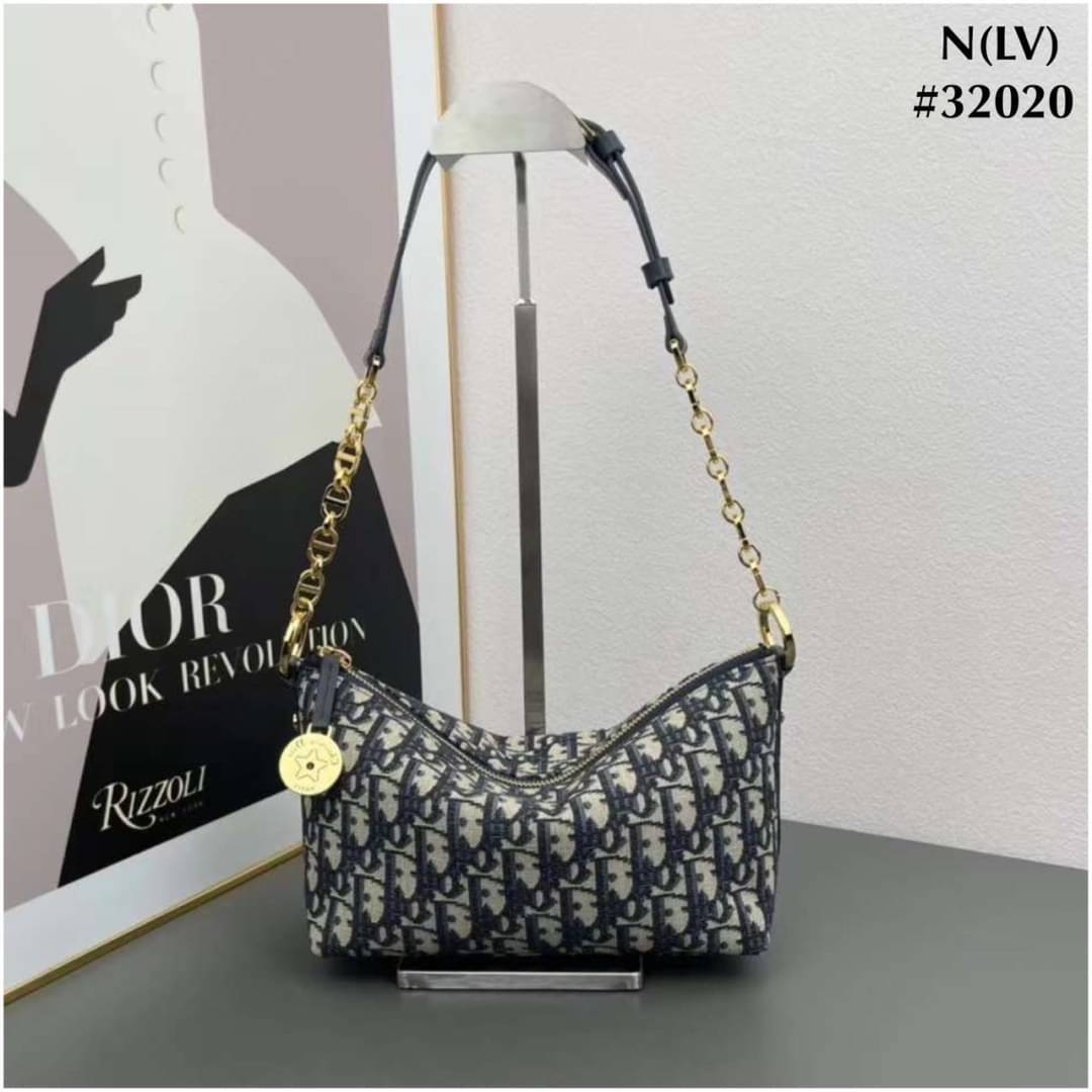 Diorstar hobo bag with chain strap กระเป๋าทรงโฮโบรุ่นใหม่ดีไซส์ทันสมัย พร้อมสายสะพายโซ่สลับหนัง ประดับเหรียญปั้มแบรนด์ รูปทรงใช้งานง่าย ได้ทั้งงานกลางวันและกลางคืน สวยหรู ดูดี มีระดับ