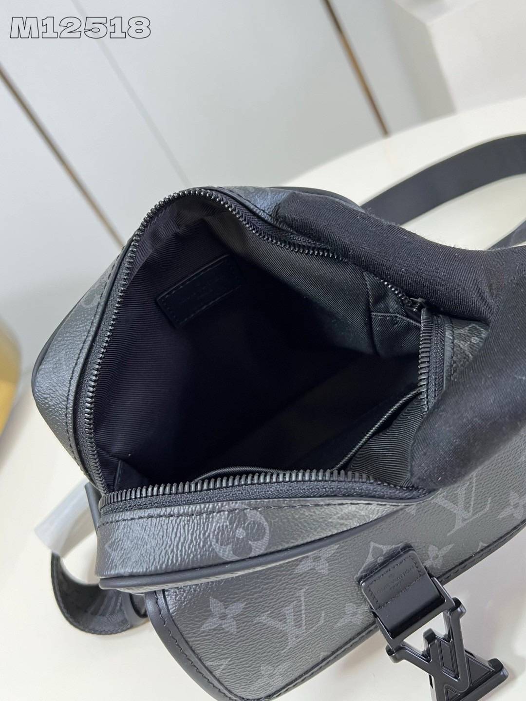 สลับแท้ LV Getaway Messenger Monogram Eclipse Bag กระเป๋าแมสเซนเจอร์ แคนวาสขนาดกะทัดรัดสมบูรณ์แบบสำหรับสุภาพบุรุษ กระเป๋าสะพายเฉียงผสานดีไซน์มีระดับเข้ากับความสะดวกสบายอย่างลงตัว