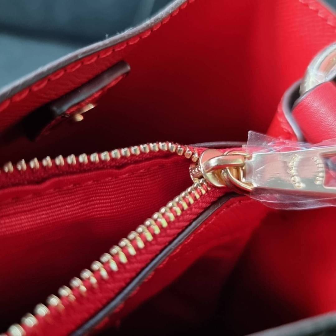 COACH 2312 SMALL TOWN BUCKET BAG IN SIGNATURE CANVAS รุ่นยอดนิยมใบเล็กมาครบสีแล้วจ้า กระเป๋าทรงบัคเก็ต สีผู้ดี๊ผู้ดี ตัวกระเป๋าดีไซน์คลาสสิคลายซี ดูโดดเด่น วัสดุหนังแคนวาสเคลือบลาย สวยคมทุกมุมจริงๆ!! เปิด-ปิดด้วยกระดุมแม่เหล็กทั้ง 2 ฝั่ง ภายในเป็นช่องโล่ง