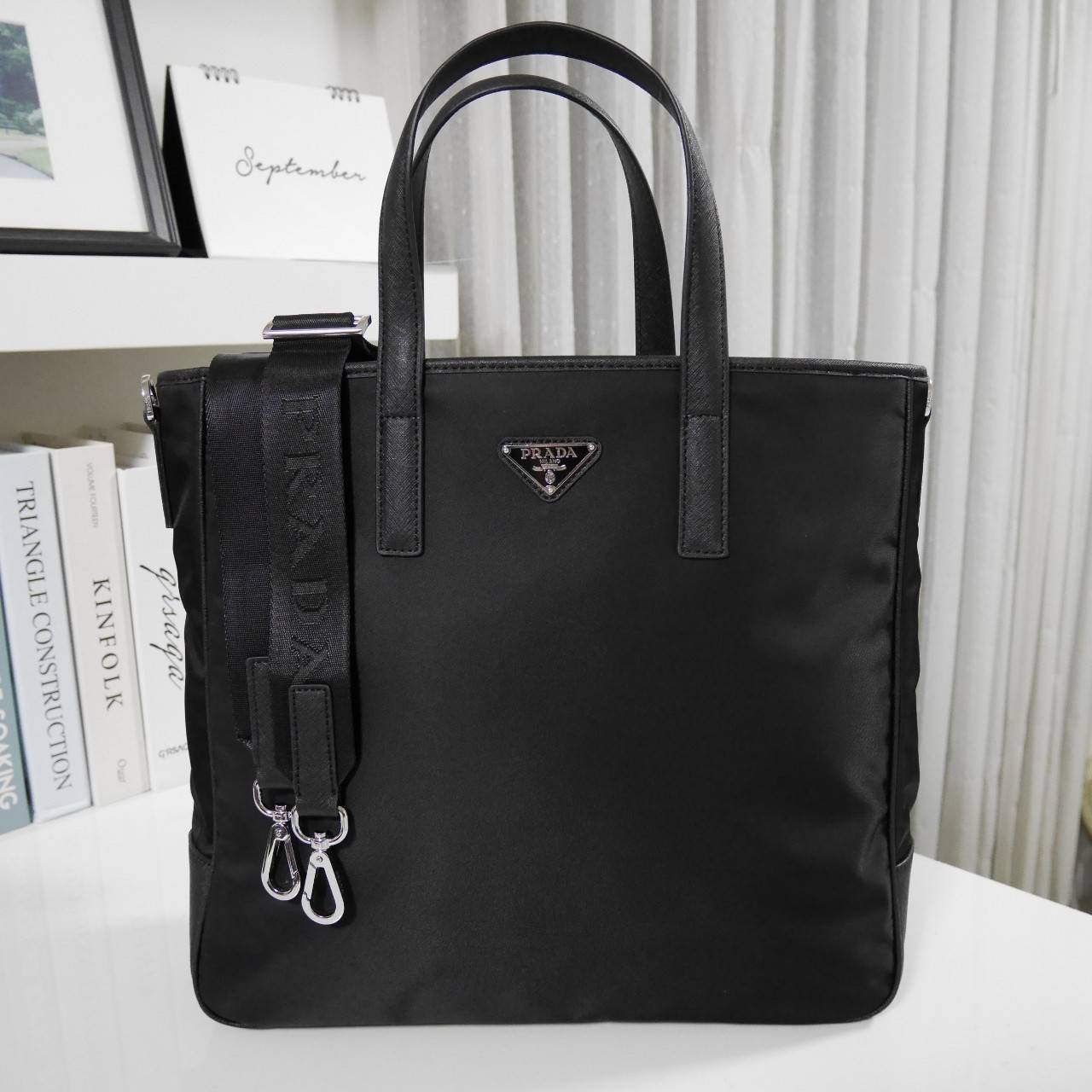 PRADA TOTE NYLON BAG งานใบใหญ่สำหรับคนชอบพกของเยอะมาแล้วค่า เป็นกระเป๋าผ้าไนล่อน ตั้งอยู่ทรงสวย หลงรักเลยคะ สะพายไหล่ได้ ถือก็สวยๆ ใช้แล้วสวยมากๆ