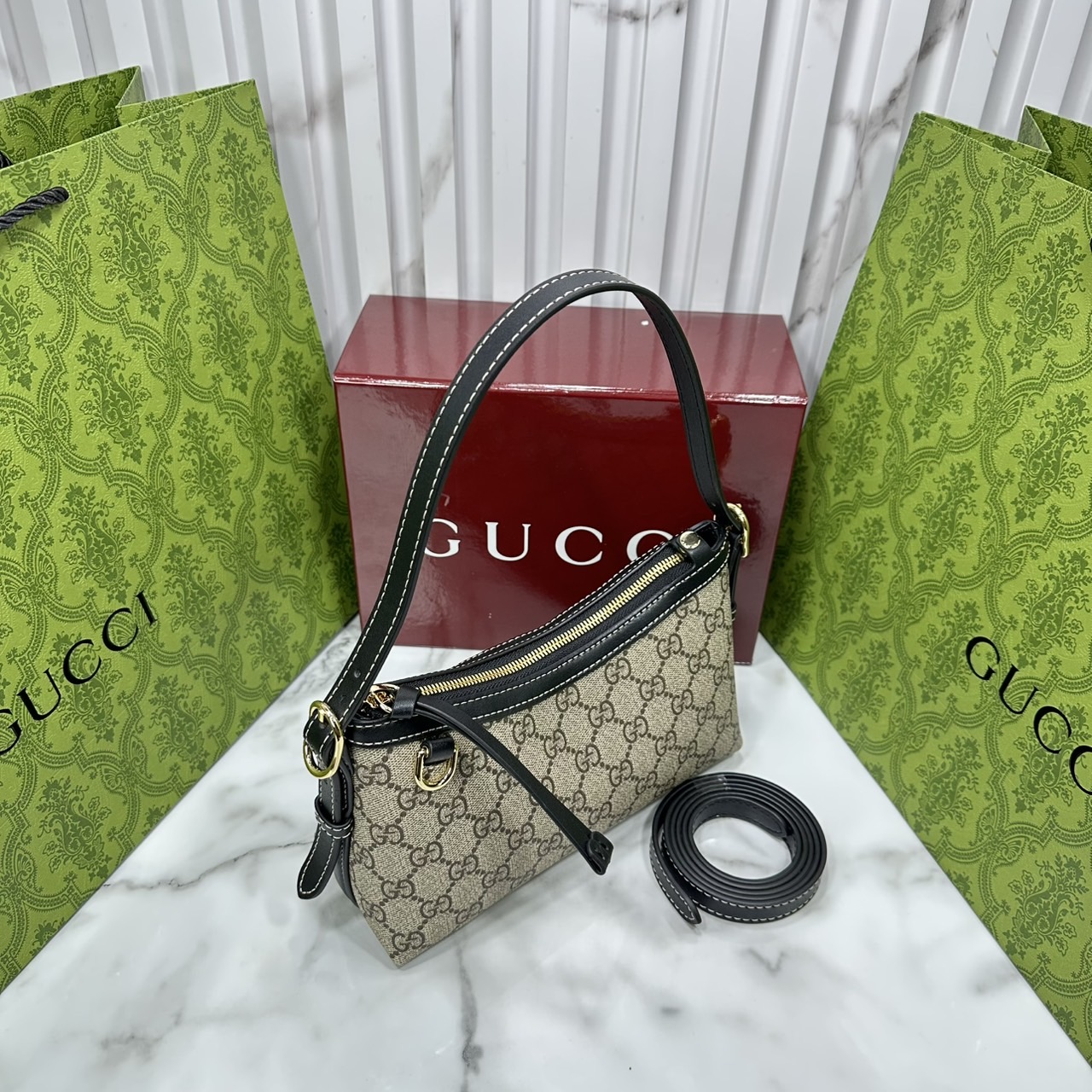 ORI หนังแท้ | Gucci GG Emblem small shoulder bag กระเป๋าสะพายทรงพอช ถือ/คล้องไหล่เก๋ๆหรือสะพายข้างได้ ทรงสวยคลาสสิค มีอะไหล่ห่วงสำหรับห้อยพวงกุญแจได้ เป็นไอเท็มต้องมีและยกเป็น everyday bag ได้เลย
