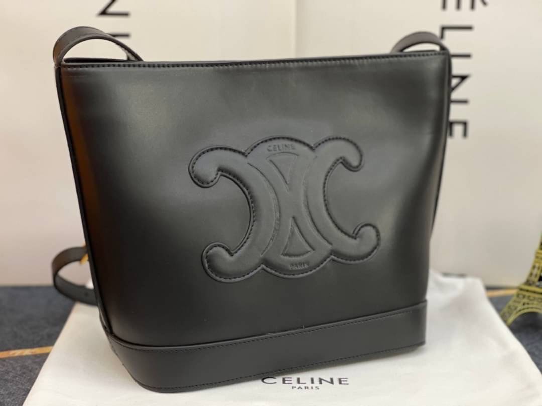 หนังแท้ CELINE SMALL BUCKET CUIR TRIOMPHE IN SMOOTH CALFSKIN / CELINE BUCKET BAG CUIR TRIOMPHE พร้อมส่งที่ไทย คอลเลคชั่นใหม่ ฮิตข้ามปี กับกระเป๋าสะพายทรงถัง ใช้งานง่ายที่สุด สายสะพายในตัว ปรับใช้ได้เลย วัสดุหนังวัว เรียบหรู ผู้ดีไปอีก โดดเด่นด้วยโลโก้เอกล