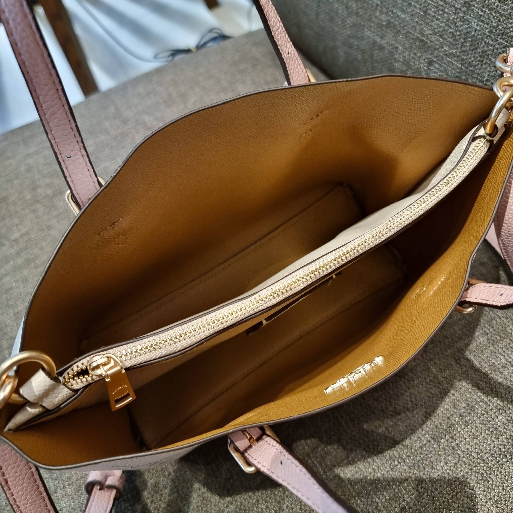 COACH C4084 MOLLIE TOTE 25 WITH SPACED WILDFLOWER PRINT ดีไซน์ใหม่ล่าสุด กระเป๋าโท้ทไซส์เล็กที่สาวๆต่างก็ต้องปักใจรัก รอบนี้น้องถูกเติมแต่งลวดลายดอกไม้ เพิ่มดีเทลความน่าใช้ไปอีก วัสดุหนัง pepble เรียบหรูดูดีม้าก!! ภายในโล่งกว้าง มีช่องซิปกลางใส่ของได้ ขนา