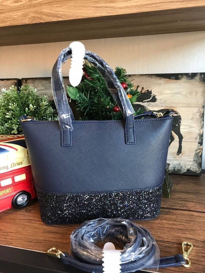 Kate Spade INA Greta Court Glitter Crossbody กระเป๋าถือหรือสะพายใบเล็ก วัสดุหนัง Saffiano สวยหรู ด้านหน้าประดับโลโก้สีทองสวย ก้นกระเป๋ามีดีเทลด้วยGlitter วิ้งๆดูหรู ภายในมีช่องซิปและช่องเล็ก สามารถใส่ ipad mini กระเป๋าสตางค์ใบยาวและของจุกจิกได้เยอะ มีหมุด