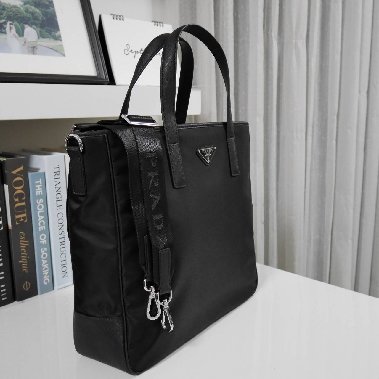PRADA TOTE NYLON BAG งานใบใหญ่สำหรับคนชอบพกของเยอะมาแล้วค่า เป็นกระเป๋าผ้าไนล่อน ตั้งอยู่ทรงสวย หลงรักเลยคะ สะพายไหล่ได้ ถือก็สวยๆ ใช้แล้วสวยมากๆ