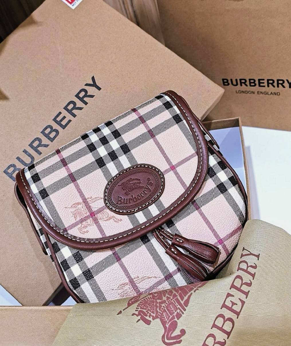 BURBERRY FRAGRANCES VINTAGE CROSSBODY BAG GiFT WITH PURCHASE (GWP) กระเป๋าสะพายพรีเมี่ยมกิ๊ฟ Limited Edition จากเคาน์เตอร์ BURBERRY FRAGRANCES วัสดุหนังแท้ขึ้นลาย Burberry Vintage Signature สวยหรูสุดคลาสสิค เปิดปิดฝาปิดกระดุมแม่เหล็ก ภายในมีโลโก้และช่องซิ