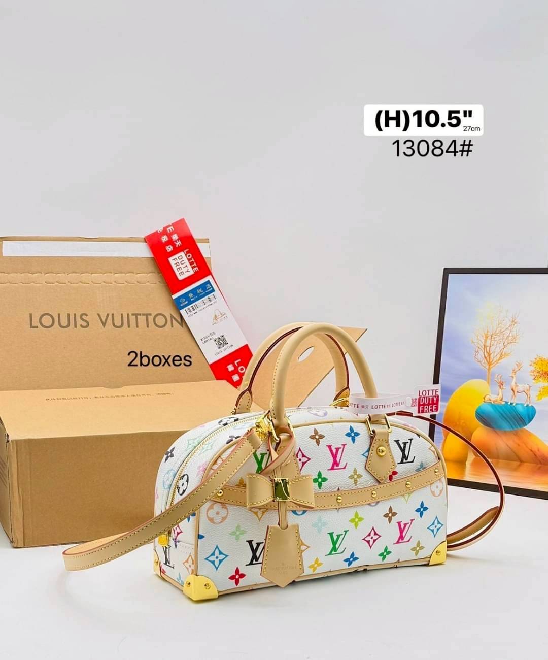 LV x TM Handbag East West Murakami กระเป๋าทรงโท้ทรุ่นท็อปฮิต กับดีไซน์ใหม่ต้อนรับฤดูร้อน โดดเด่นด้วยการตกแต่งลายพิมพ์ โทนสีสดใสสะดุดตา มาพร้อมพวงหนังห้อยรูปโบว์และแท็กปั้มแบรนด์ จับในตัวพร้อมสายสะพายข้าง รูปทรงสวยตลอดกาล