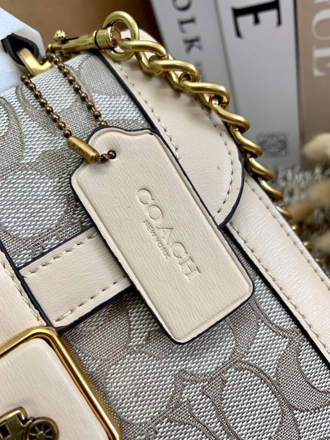 ใบจริงสวยหรูมากๆค่ะ💥 COACH ALIE TOP HANDLE IN SIGNATURE JACQUARD ((C4822)) พร้อมส่งที่ไทยค่ะ! กระเป๋าหิ้ว//สะพายข้าง วัสดุ Jacquard+หนังแท้ได้ลงตัวสวยงามมากๆค่ะ คลาสสิคสุดๆ เปิดปิดกระเป๋าแบบกดล็อค ช่องหลักกางออกได้กว้างสามารถใส่กระเป๋าเงินใบกลางได