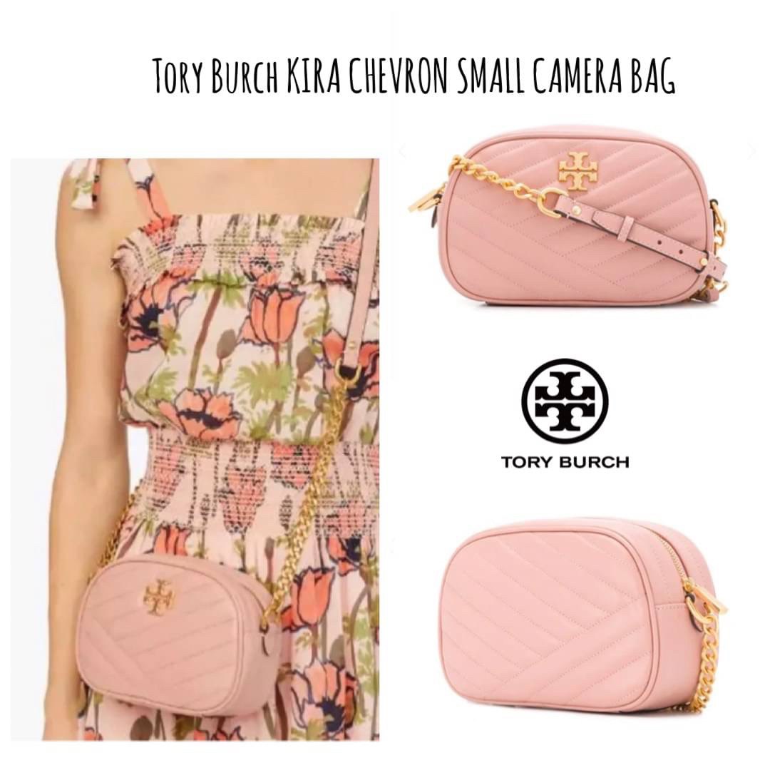 Tory Burch KIRA CHEVRON SMALL CAMERA BAG สาว ๆ ลุคคุณหนูไม่ควรพลาด Collection นี้เลยนะคะ เพราะ Kira Chevron เป็นรุ่นที่ตอบโจทย์และครองใจสาว ๆ ได้อย่างแท้จริง เนื่องจากมีดีไซน์เรียบหรู โดยใช้เทคนิคการเย็บบนหนังเป็นลายเส้น (Chevron) ทำให้กระเป๋าดูมีราคามากย