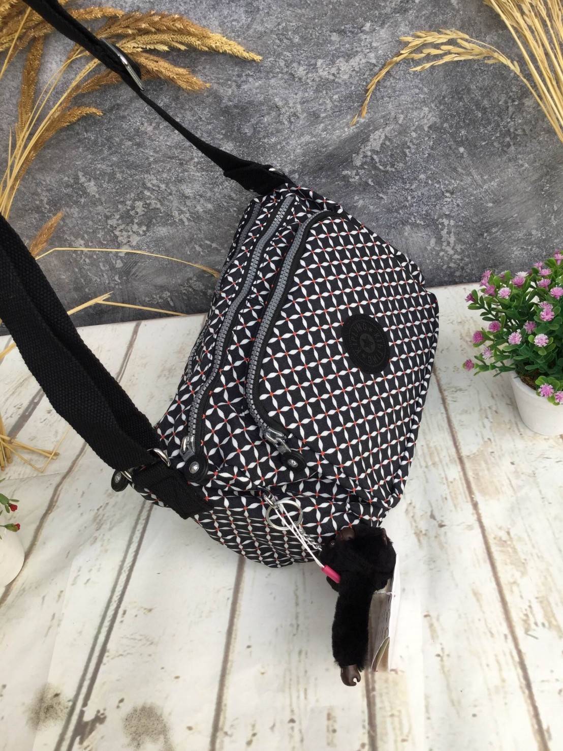 กระเป๋าสะพาย KIPLING รุ่น Reth วัสดุไนล่อนคุณภาพดี มาพร้อมดีไซน์ทันสมัย และสามารถใช้งานได้อย่างดี เข้ากับทุกการแต่งตัว โดดเด่นด้วยพื้นที่ภายในและช่องต่างๆ ที่ให้คุณจัดเก็บของสำคัญได้ครบถ้วน ไม่ว่าจะเป็นมือถือ ปากกา หรือไอเท็มจำเป็นของคุณ สายสามารถปรับและถ