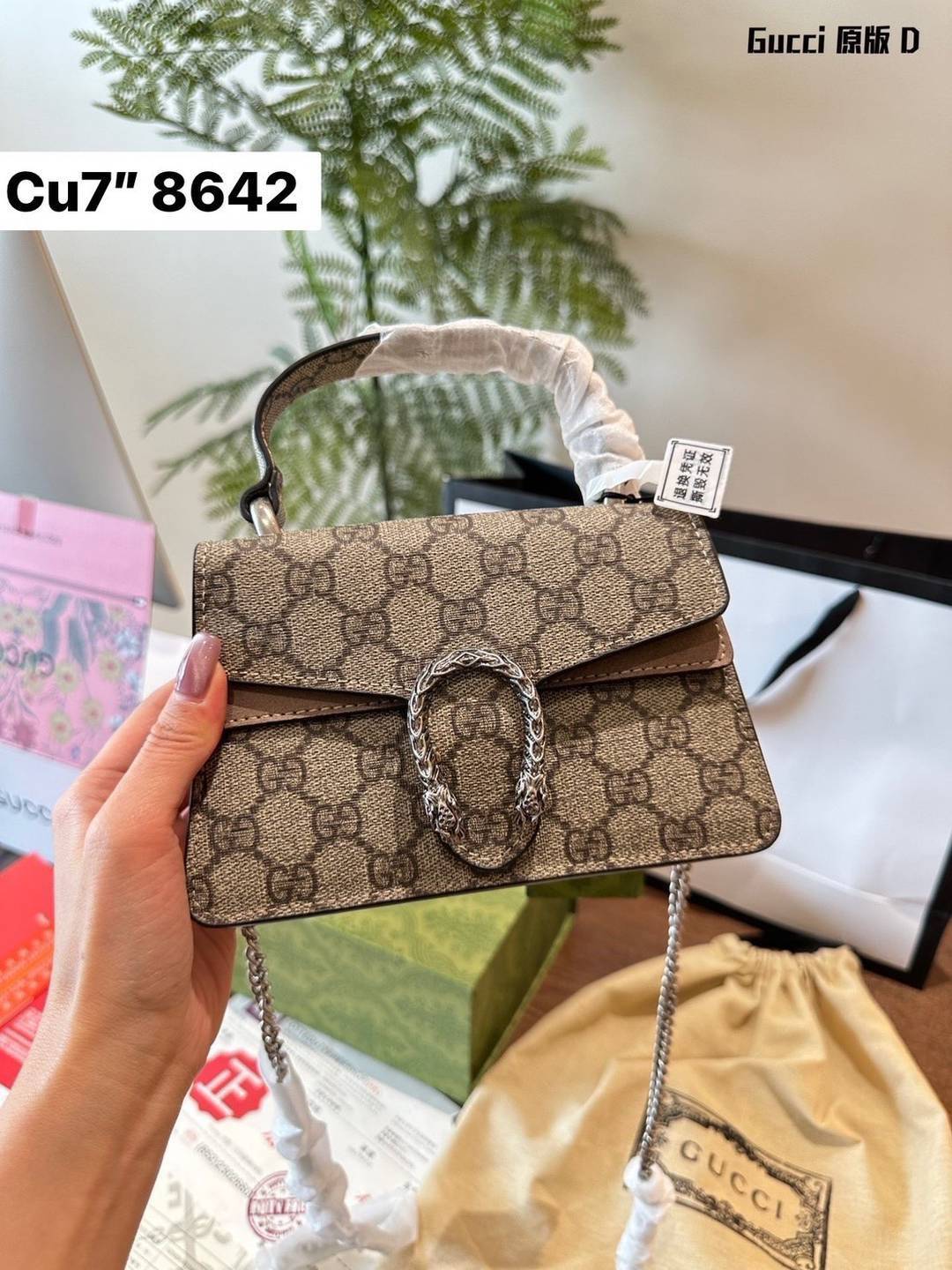 GUCCI Dionysus mini top handle bag กระเป๋าสะพายพร้อมหูจับในตัวรุ่นสุดคลาสสิควินเทจ ไซส์มินิน่ารักให้สาวๆใช้งาน และพกพาได้สะดวก ดึงดูดและสะกดสายตาด้วยอะไหล่ดีเทลหรู