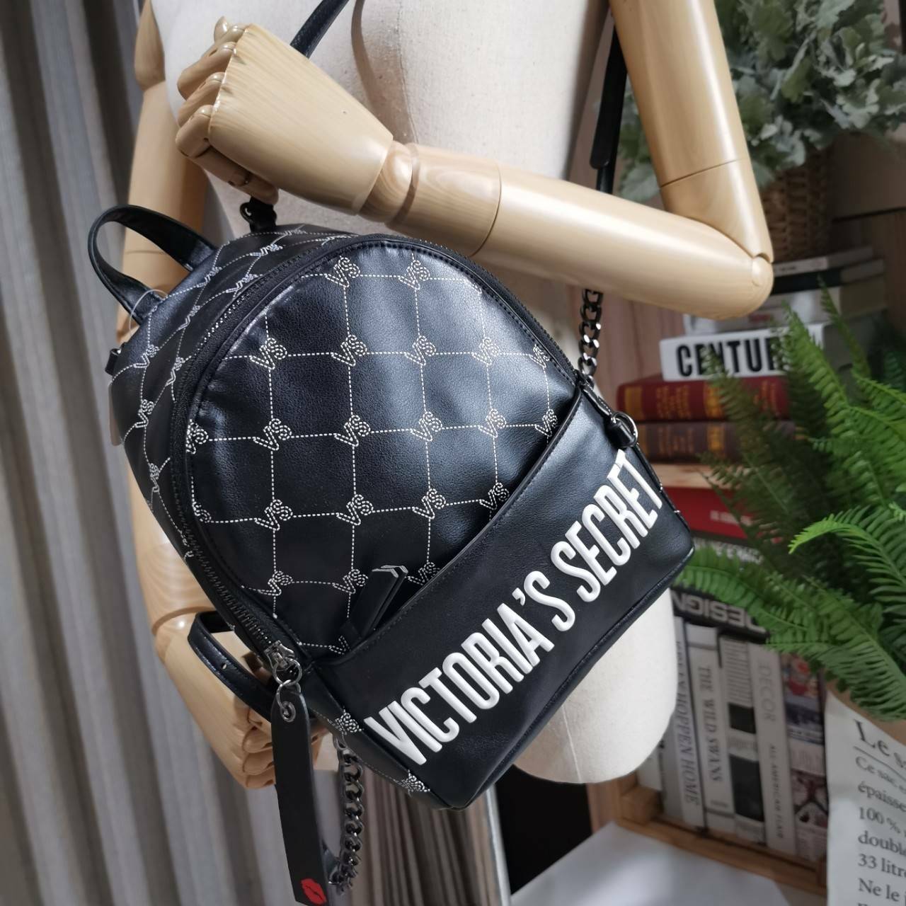 VICTORIA's SECRET MONOGRAM MINI CITY BACKPACK กระเป๋าเป้รุ่นใหม่ล่าสุดวัสดุหนังเรียบลาย Monogram ดีไซน์สวยดู Cool ขนาดมินิ น้ำหนักเบา เปิดปิดด้วยซิปสะดวกใช้ ด้านหน้ามีช่องซิป หูจับถนัดมือ สายสะพายปรับระดับได้ สวยน่าใช้มากๆค่ะ ไอเท็มใหมาชนช็อป! ราคาสุ