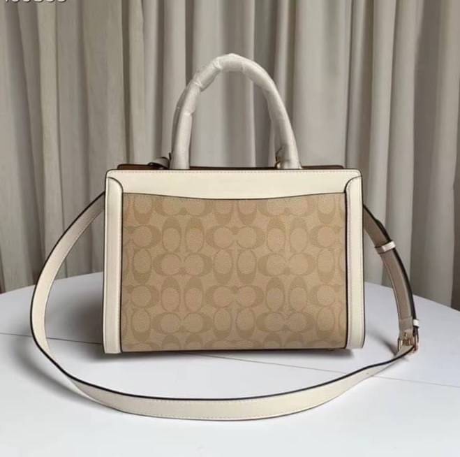 COACH ZOE CARRYALL IN SIGNATURE CANVAS เดอะเบสท์แห่งปี ต้องยกให้พี่คนสวยใบนี้เลย!! รุ่นที่สาวๆตามหา หายากอีกหนึ่ง กระเป๋าถือ/สะพายทรงสวย คลาสสิค ใบใหญ่จุคุ้ม มีดีเทลน่ารักๆที่แม่กุญแจ สามารถล็อคหัวซิปได้ กุญแจซ่อนในพวงหนังห้อยก็น่ารักไปอีก ภายในโล่งกว้าง 