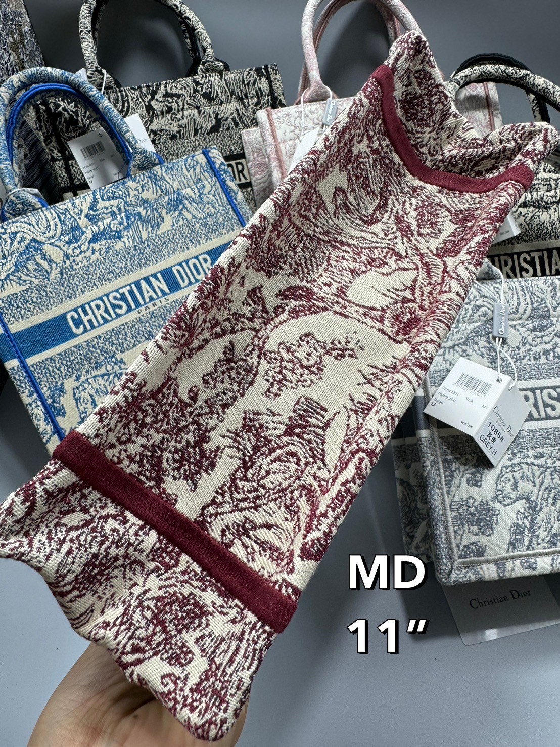 DIOR Small Book Tote Bag Toile de Jouy กระเป๋าทรงโท้ทปักลวดลายเป็นเอกลักษณ์ สะท้อนความงามตามแบบฉบับแบรนด์ หรูหราลงตัว งานผ้าฝ้ายปักทอขึ้นรูปสวยงาม