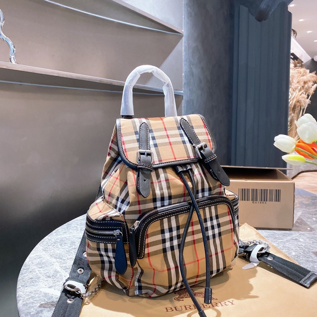 BURBERRY BAGPACK VIP GIFT WITH PURCHASE (GWP) พรีเมี่ยมกิ๊ฟ Limited Edition จาก BURBERRY วัสดุผ้าCanvasสลับหนัง เป้ทรงสวย