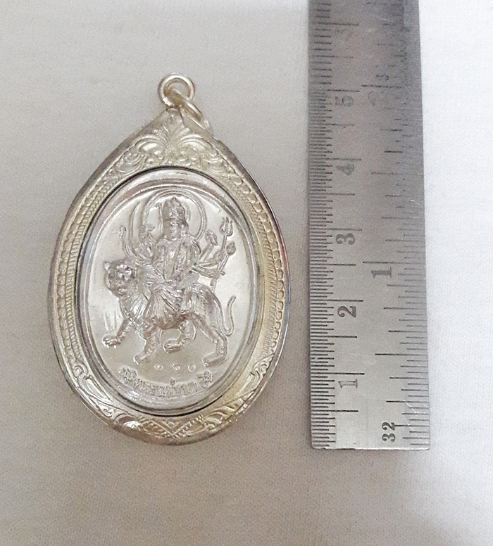 สินค้าหมดค่ะ เหรียญพระศิวะหลังพระแม่อุมาเทวีเนื้อเงินพ่นทรายขัดเงาเลี่ยมเงินไมครอนลงยาพร้อมใบคาถาค่ะ