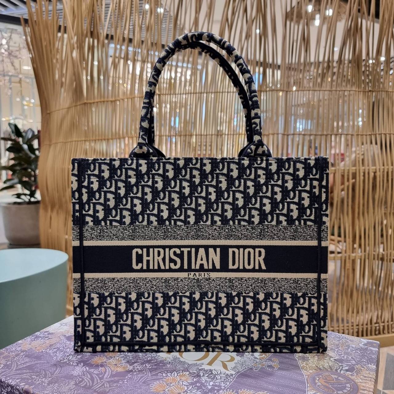 VIP 】HOT ARRIVAL!! DIOR CD SHOPPING BAG WITH GWP กระเป๋าทรงช้อปปิ้งใบใหญ่ จุใจ!! พรีเมี่ยมกิ๊ฟรุ่นดับเบิ้ลฮอต ดีไซน์คลาสสิควินเทจ สวยหรู วัสดุผ้าแคนวาสลายกราฟฟิค ภายในโล่งกว้างมากๆ ใส่ของจุสุดๆ โน้ตบุ้ค ไอแพด กระเป๋าสตางค์ มือถือ หรือเสื้อผ้ายังได้ สะพายค