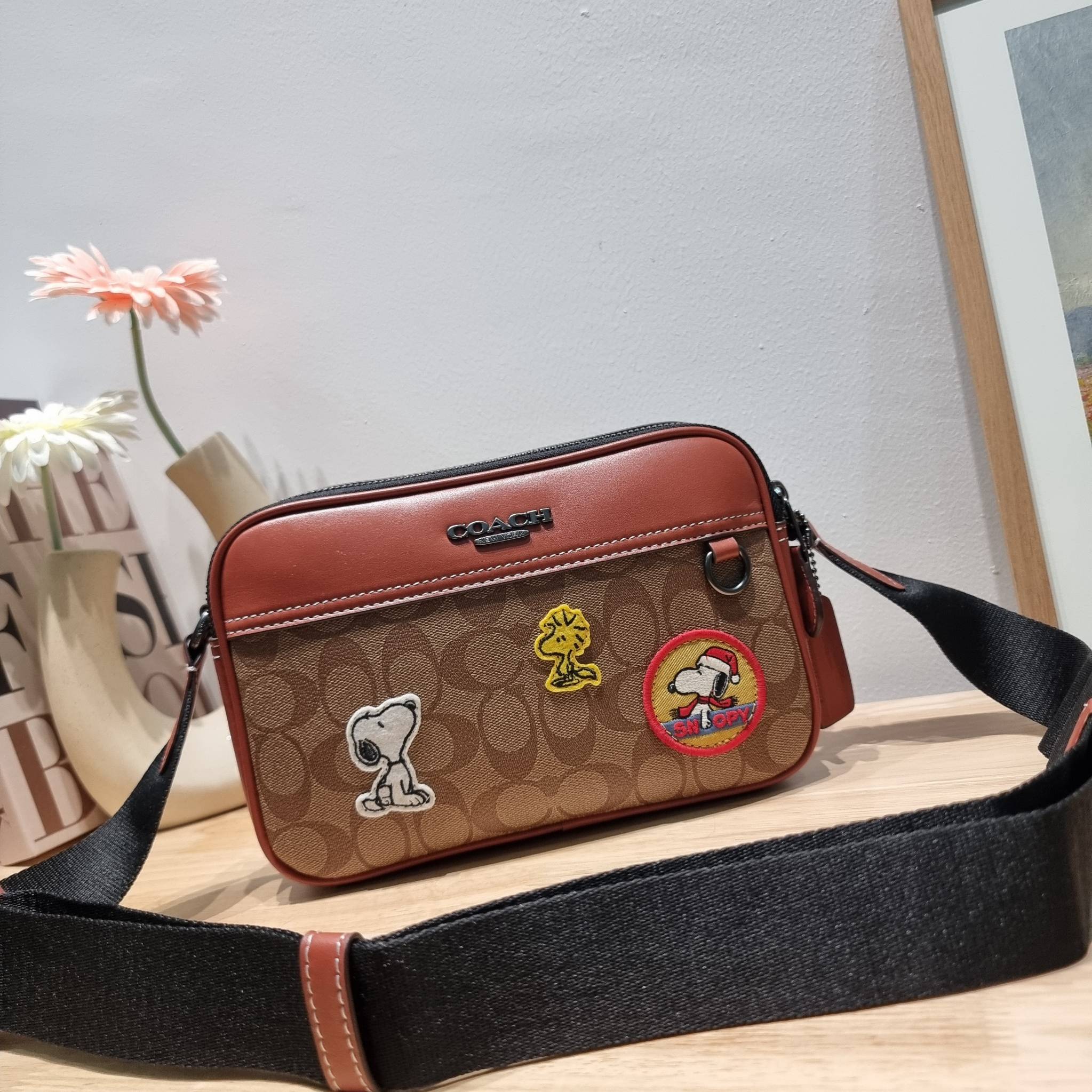 Coach X Peanuts Graham Crossbody In Signature Canvas With Patches CE746 กระเป๋าครอสบอดี้ทรงยอดฮิต กับคอลเลคชั่นใหม่ เฉลิมฉลองเทศกาลคริสต์มาส รุ่นนี้สามารถใช้ยูนิเซ็กส์ สาวๆหนุ่มๆได้หมด น่ารักน่าใช้เกิน!! รูปทรงดีไซน์คลาสสิค สีสันโดดเด่นสดใส ใช้งานสะดวก วั