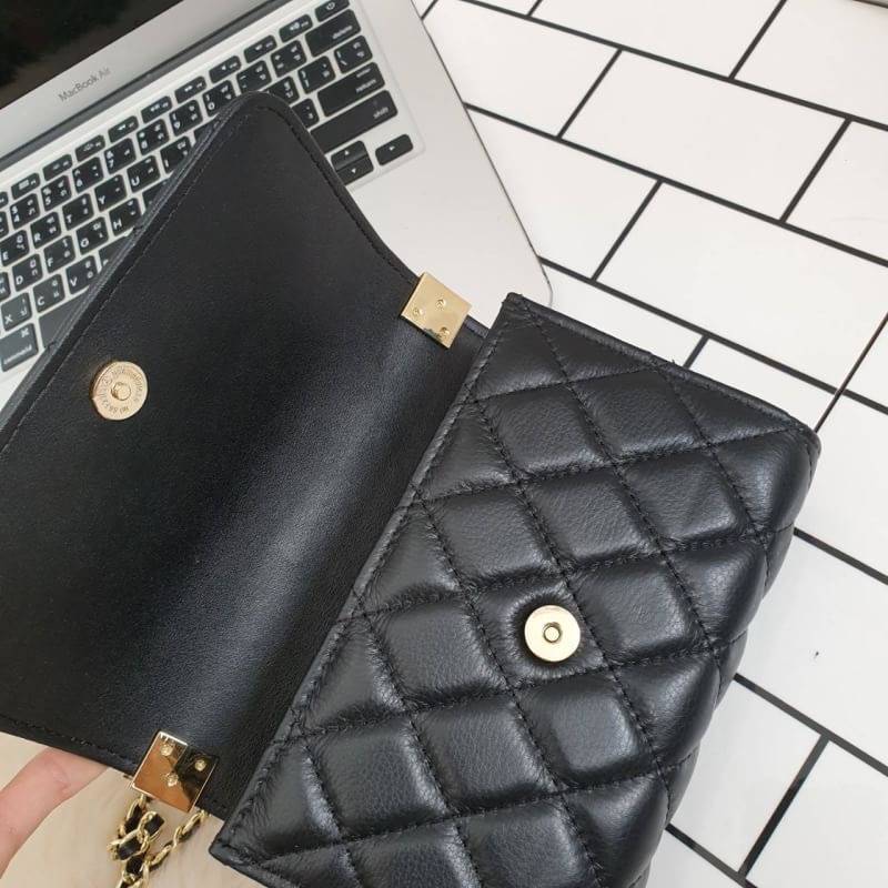 รุ่นขายดีที่สุด ** รอบใหม่ **หนังวัวแท้ สวย นิ่มมากๆค่า และ ปักลายตารางออกมาสวยมาก ** KEEP รุ่น Florence Flat bag ตัวกระเป๋าหนังแท้ นิ่ม-ตึง สุดๆ รุ่นนี้ จะมี 2 ขนาด คือ mini และ classic ไซด์