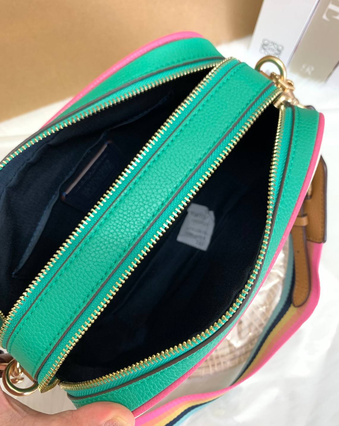 COACH JES CROSSBODY IN COLORBLOCK((72704)) พร้อมส่งอีกครั้ง ห้ามพลาดก่อนหมดค่ะ! กระเป๋าสะพายข้าง//หรือครอสบอดี้ร์ หนังแท้นิ่ม ลายหนังสวยงาม ด้านหน้ามีโลโก้แบรนด์แบบรถม้าเก๋ไก๋ค่ะ มี2ช่องซิปหลักให้ใส่ของ;สามารถใส่กระเป๋าเงินใบยาวได้;ของอื่นๆได้หลายอย่างเลย