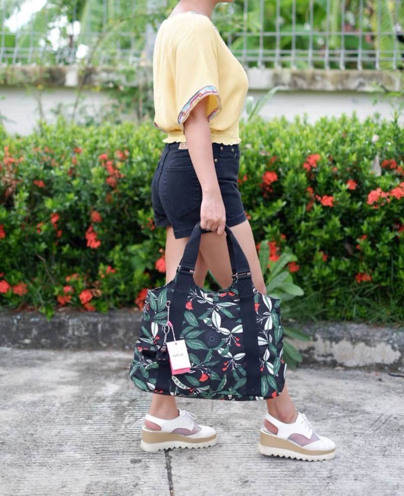 Kipling รุ่น Cicele กระเป๋าสะพายไหล่ใบใหญ่ สวยน่ารัก ตัวกระเป๋าด้านในเป็นช่องโล่งแบบปิดเปิดด้วยซิป มีช่องซิปด้านใน ด้านข้างกระเป๋า มี 2 ช่อง ปิดเปิด ด้วยเทป พร้อมที่ใส่โทรศัพท์ ปากกา และ MP 3 ในส่วนด้านใน และ ด้านข้างกระเป๋า ซ้าย-ขวา เป็นช่องขนาดเล็กสำหรั