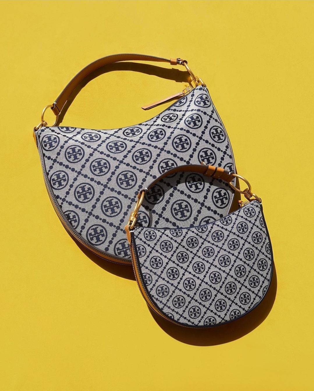 ใบใหญ่ 35cm Tory Burch T Monogram Medium Crescent Bag / TORY BURCH T MONOGRAM JACQUARD CRESCENT BAG ไซส์ใหญ่กับไอเท็มสุดร้อนแรง เซเลปรีวิวเยอะมาก!! สาวๆตามหากันไปอีก กระเป๋าทรง half moon ที่ดีไซน์บนผ้า jacquard ลวดลายซิกเนเจอร์ เรียบหรู ผู้ดีมากแม่!
