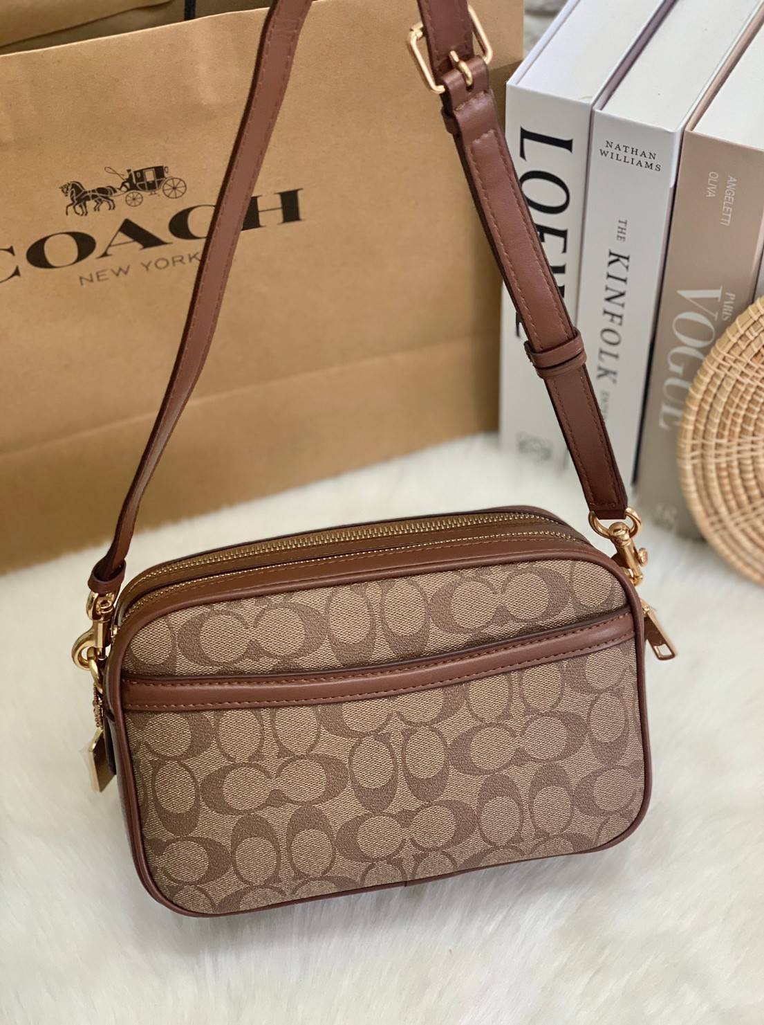 ใครรออยู่จัดเลยค่ะ มากี่รอบไม่พอจริงๆค่ะ😁 COACH JES CROSSBODY IN SIGNATURE BAG กระเป๋าสะพายข้าง//ครอสบอดี้ร์ วัสดุหนังแท้ หนังนิ่มทรงสวย 🔺อะไหล่ป้ายห้อยโลหะแบรนด์นะคะ กระเป๋าแบ่ง2ซิป แต่ละช่องกว้าง สามารถใส่กระเป๋าเงินใบยาวได้; ของจำเป็นได