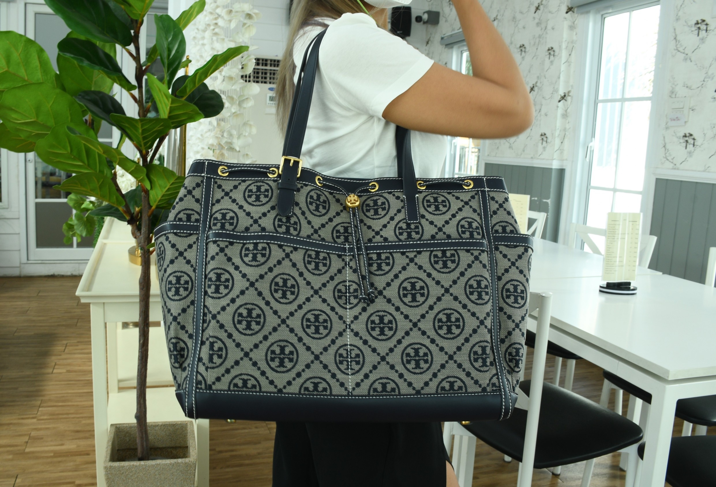 OUTLET 】TORY T MONOGRAM JACQUARD WFH TOTE กระเป๋าถือหรือสะพายไหล่ วัสดุ Canvas ปักษ์ลายแบรนด์ อะไหล่ทองสวยหรู น้ำหนักเบา จุของได้เยอะ ด้านหน้ามีกระเป๋าเล็ก2ช่อง ด้านหลัง2ช่อง ด้านในโล่ง มีช่องใหญ่1ช่อง ช่องเล็ก1ช่อง และอีก1ช่องซิป ใบใหญ่ Size XL ใส่เสื้อผ