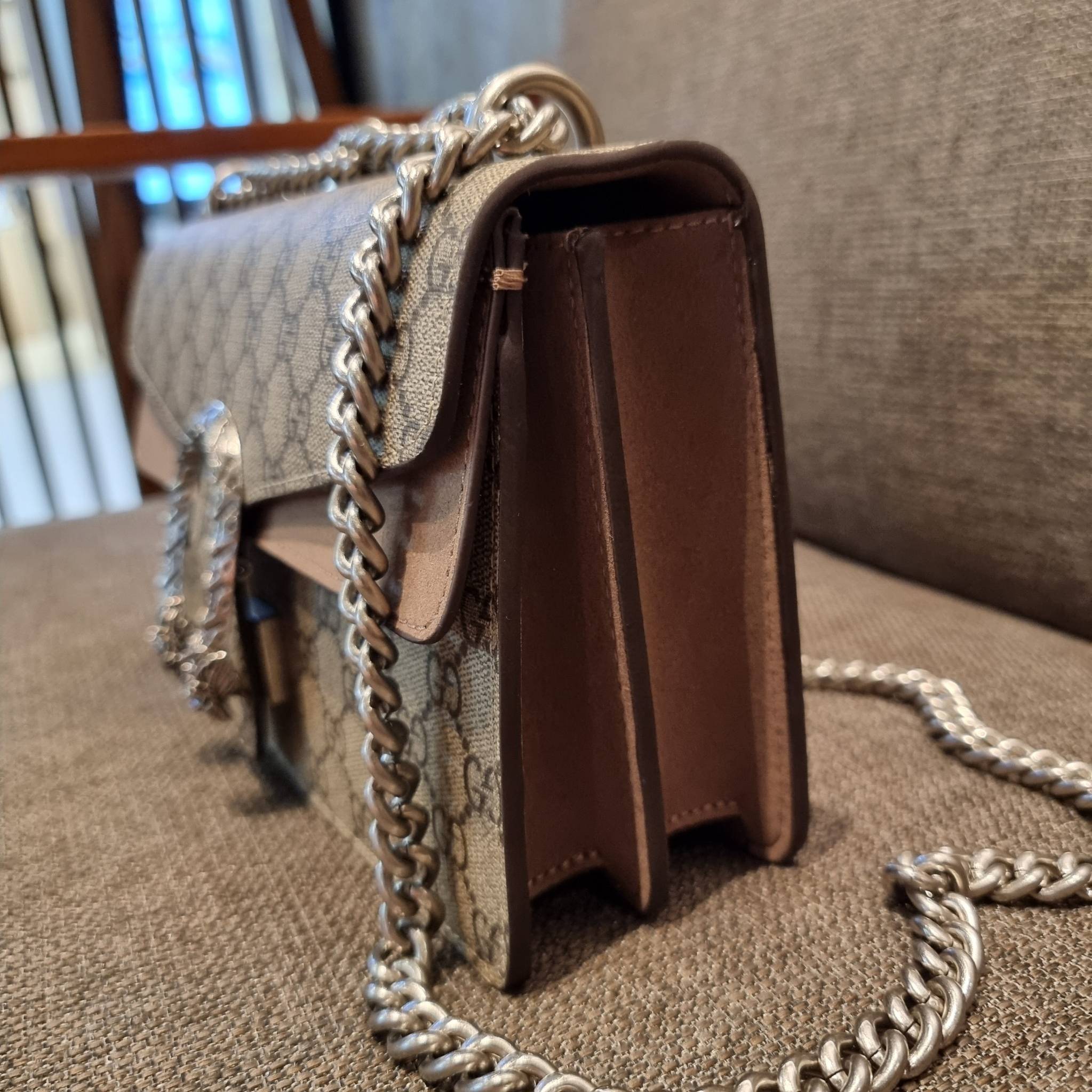Gucci Small Dionysus GG Shoulder Bag ฮอตสุดไม่มีใครเกิน สวยจริงไม่ทิพย์!! GC CROSSBODY BAG WITH GWP สุดคุ้มจาก duty free กับกระเป๋าสะพายรุ่นที่สาวๆต้องไม่พลาด!! ดึงดูดและสะกดสายตาด้วยอะไหล่ดีเทลหรูรูปหัวสิงโต วัสดุหนังแคนวาส ทนทาน ดูแลรักษาง่าย เปิด-ปิดด้