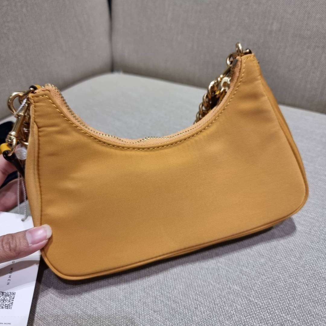 TORY BURCH MERCER NYLON SMALL SHOULDER BAG ใหม่ก่อนใคร!! กับคอลหวานๆ สดใสๆ กระเป๋าสะพายทรงโฮโบ ขนาดกะทัดรัด ฟังก์ชั่นการใช้งานจัดแบบเต็มที่ ด้วยสายสะพายถึง 3 เส้น สายโซ่คล้องแขน สายหนังแบบสั้นคล้องไหล่ และสายสปอร์ตเส้นใหญ่ ดูดี!! คุ่มแค่ไหนคิดดู!! วัสดุผ้