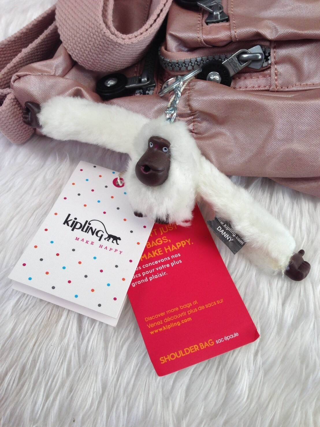 KIPLING Shoulder Bag (K25511) Outlet Hongkong กระเป๋าสะพาย วัสดุ nylon คุณภาพดี กันน้ำ ตามแบบฉบับแบรนด์ แบ่งเป็นช่องซิป 5 ช่อง สามารถใส่ไอแพด กระเป๋าสตางค์ใบยาว และมือถือได้ทุกรุ่นค่ะ จุคุ้มมากๆ น้ำหนักเบา สายสะพายปรับได้ จะสะพายไหล่ หรือ crossbody ได้สบา