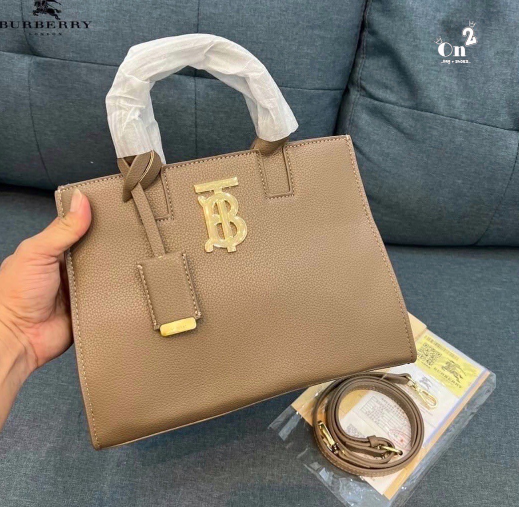 VIP 🥂 Burberry Mini Leather Frances Bag / Burberry shoulder bag กระเป๋าสะพายทรงtote หน้าติดอะไหล่แบรนด์สีทองหรู งานจริงสวยเลอค่ามากๆไม่ผิดหวัง Rare items เด็ดๆแบบนี้ห้ามพลาดนะคะ!