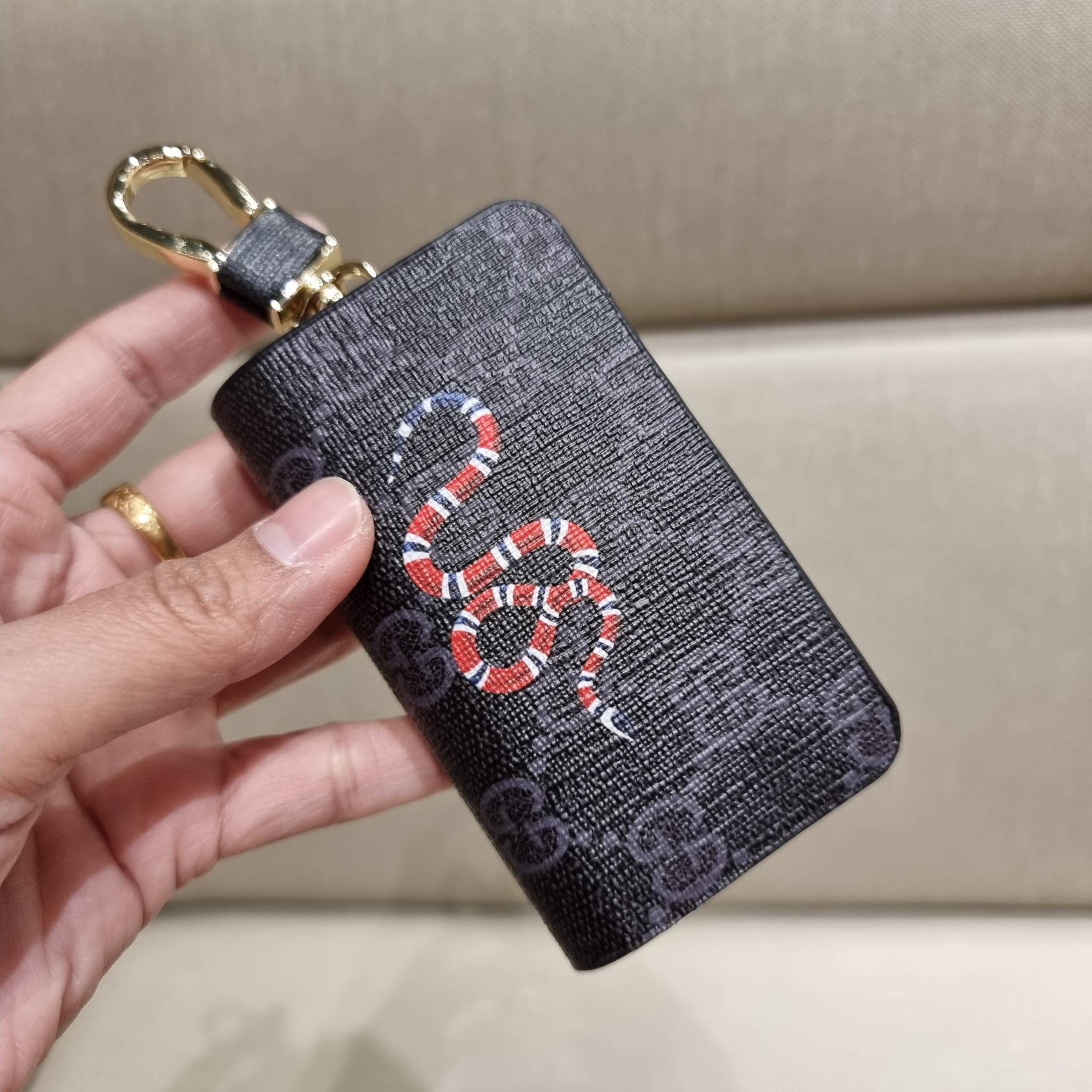 VIP 】SUPER EXCLUSIVE GC GWP KEY FOB WITH GIFT BOX 🎊🐯🐍 ต้อนรับปีแห่งความปัง!! กระเป๋าเก็บกุญแจรุ่นพิเศษ!! เอ็กซ์คลูซีฟมาก!! วัสดุหนังแคนวาส ปั๊มลายคมสวย!! เปิด-ปิดด้วยซิปปั๊มแบรนด์ มีหัวพวงกุญแจห้อย สำหรับเกี่ยวเข้ากับกระเป๋าใบใหญ่