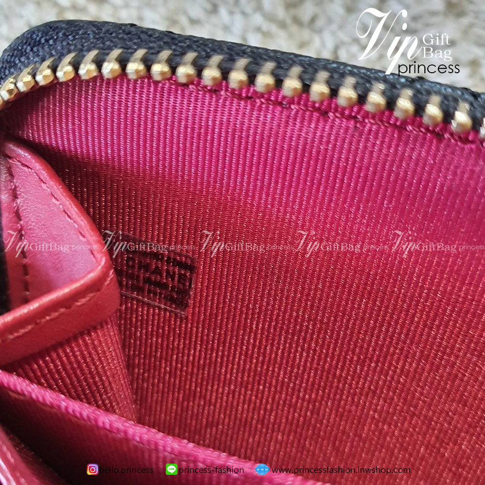 พร้อมส่งที่ไทยแล้วค่ะ♡♡ กับ กระเป๋าสตางค์ใบสั้น แนะนำรุ่นนี้คะ งานพรีเมี่ยมกิ้ฟท์จากเค้าเตอร์ต่างประเทศ **ทรงมินิน่ารักกก หนังสัมผัสลายด้าน จากแบรนด์ CHANEL (GWP) ด้านหน้ามีโลโก้แบรนด์ CC สีทองหรู **อะไหล่สีทองทั้งใบ เปิดปิดด้วยซิปมีที่จับหน