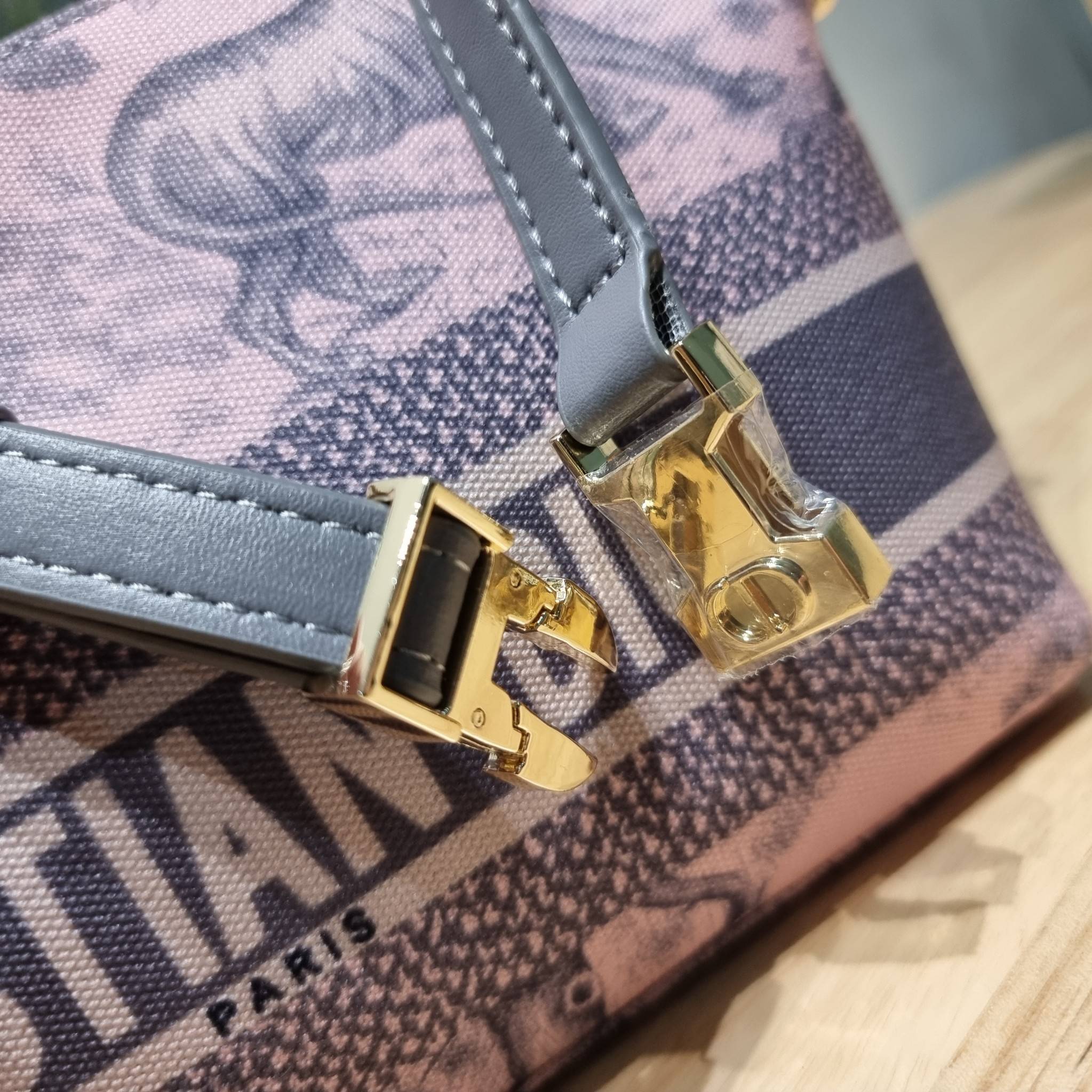 Dior travel nomad pouch / DIOR POUCH BAG พร้อมส่ง กระเป๋าทรงพอช ขนาดกำลังดี ดีไซน์ให้เป็นได้ทั้งกระเป๋าพกพาเอนกประสงค์ เวลาไปท่องเที่ยว หรือจะใช้เป็นกระเป๋าหลักพกของสำคัญก็ได้