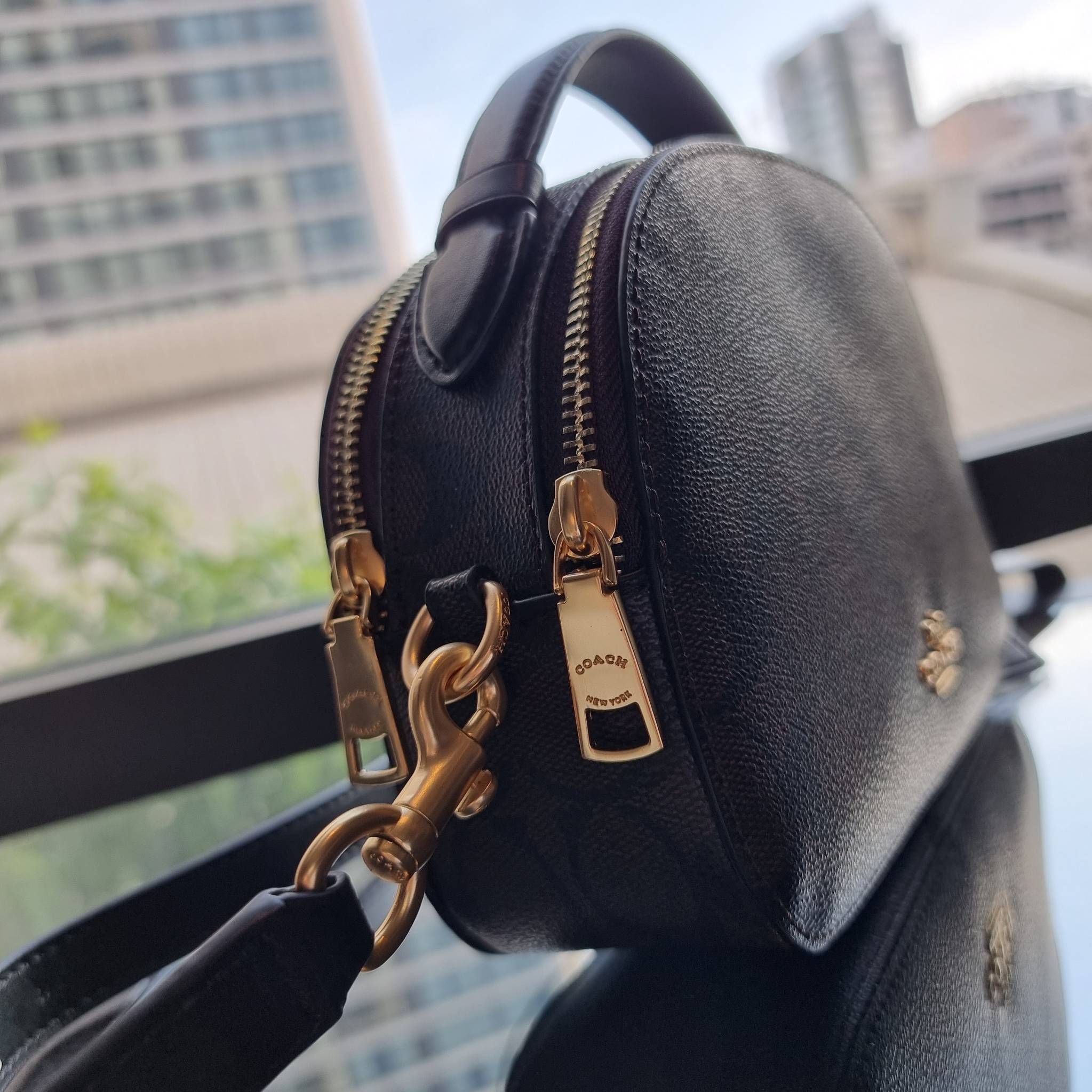 OUTLET 】COACH 1591 SERENA SATCHEL IN SIGNATURE CANVAS กระเป๋าสะพายคอลเลคชั่นยอดฮิต ดีไซน์ลุคผู้ดี ต้องยกให้น้องใบนี้เลย!! จัดสีขายดี สีลุคคุณหนูมาให้ สวยตาแตก!! วัสดุหนังแคนวาส เปิด-ปิดด้วยซิป 2 ช่องหลัก ภายในเป็นช่องโล่ง เก็บของได้แบบสบายๆ ใส่มือถือได้ทุ