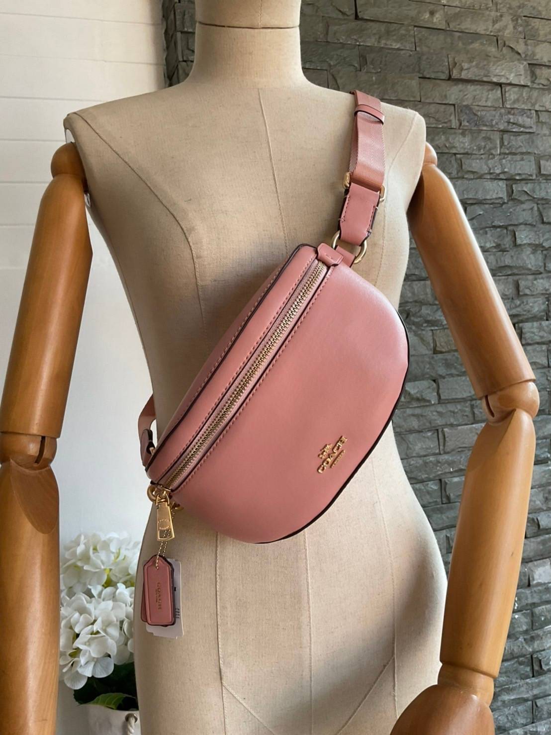 COACH SELENA BELT BAG WITH BUNNY (39315 Pink) / (39316 Black) กระเป๋าสะพาย/คาดอก/คาดเอว รุ่น Limited Edition น่ารักมาก💕 วัสดุหนังแท้ หนังนิ่มอยู่ทรง เปิด-ปิด ด้วยซิป ใส่ Iphone+ กระเป๋าสตางค์ใบสั้น ใส่ของจุกจิกได้ ด้านหลังมีอีก 1 ช่องซิป สายปรับระ