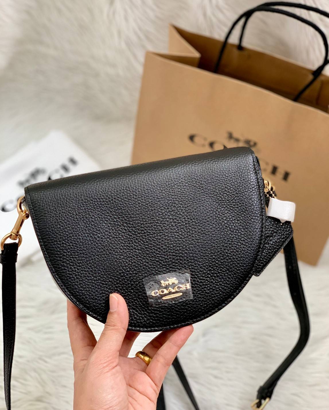 พร้อมส่งที่ไทยครบทั้ง6สีค่ะ 😘 Coach Ellen Crossbody In Signature ((C1432)) กระเป๋าทรงฮาฟมูนรูปทรงคลาสสิก ออกแบบให้มีลักษณะโค้งมน ไม่ดูเป็นทรงแข็งจนเกินไป ดีไซน์และสีของกระเป๋ายังเรียบง่าย เข้าได้กับทุกชุด สะพายครอสบอดี้ร์//สะพายข้าง หรือถือแบบคลัท