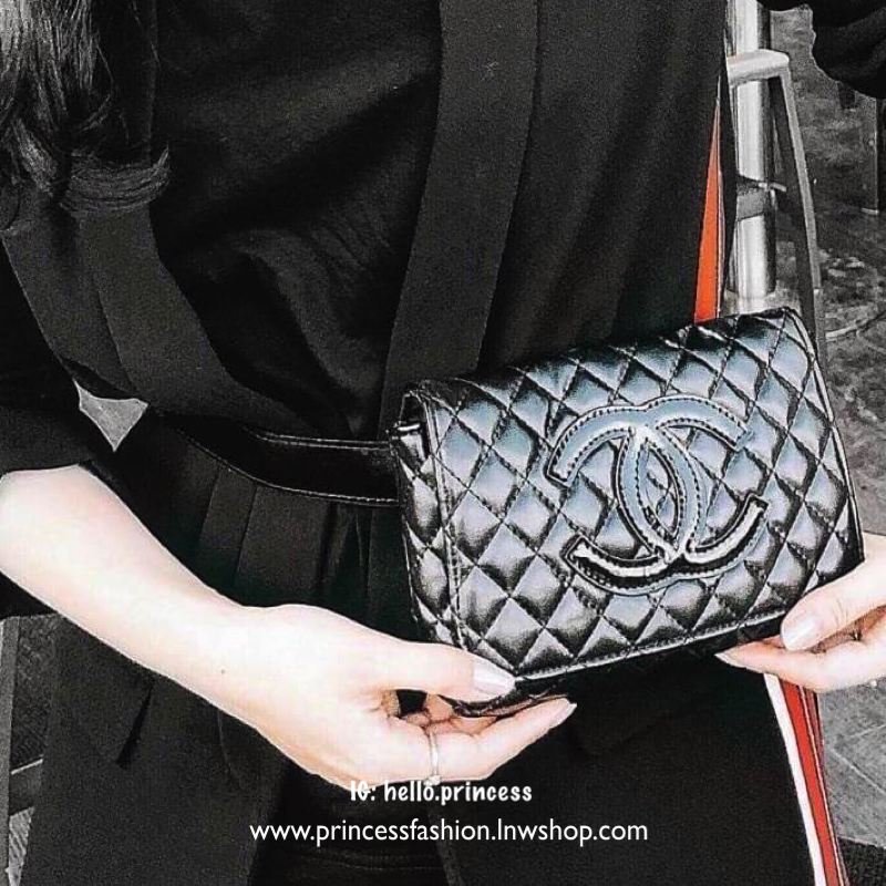 พร้อมส่งแล้วค่ะ..ใครไม่ทันรอบที่แล้วจองด่วนจ้า! Chanel Waist Bag Gift With Purchase (GWP) กระเป๋าสะพายคาดเอวหรือคาดอกพรีเมี่ยมกิ้ฟของแท้จาก Chanel Perfume Counter รุ่น Limited Edition วัสดุหนังนิ่มลายตารางทรงเหลี่ยมมีโลโก้ด้านหน้า เปิดปิดด้วยฝาปิดกระดุมแม