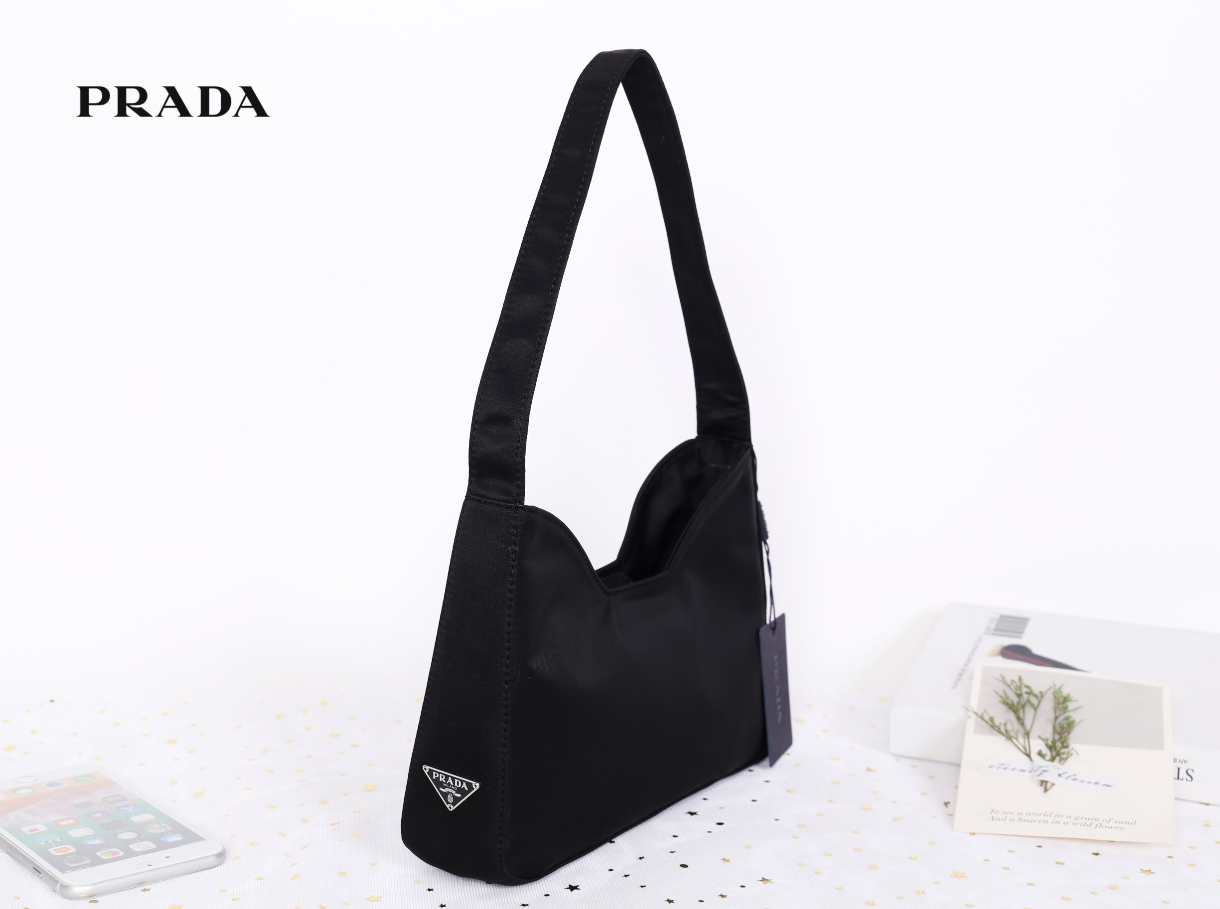 PRADA Nylon Shoulder & Handbag โดดเด่นด้วยโลโก้แบรนด์ด้านข้างกระเป๋าที่ไม่เหมือนใคร เปิด- ปิด ด้วยการติดแบบลอกออก ด้านในมี 1 ช่องโล่ง และช่องเล็กพร้อมโลโก้แบรนด์เป็นอีกใบที่สาวๆไม่ควรพลาด