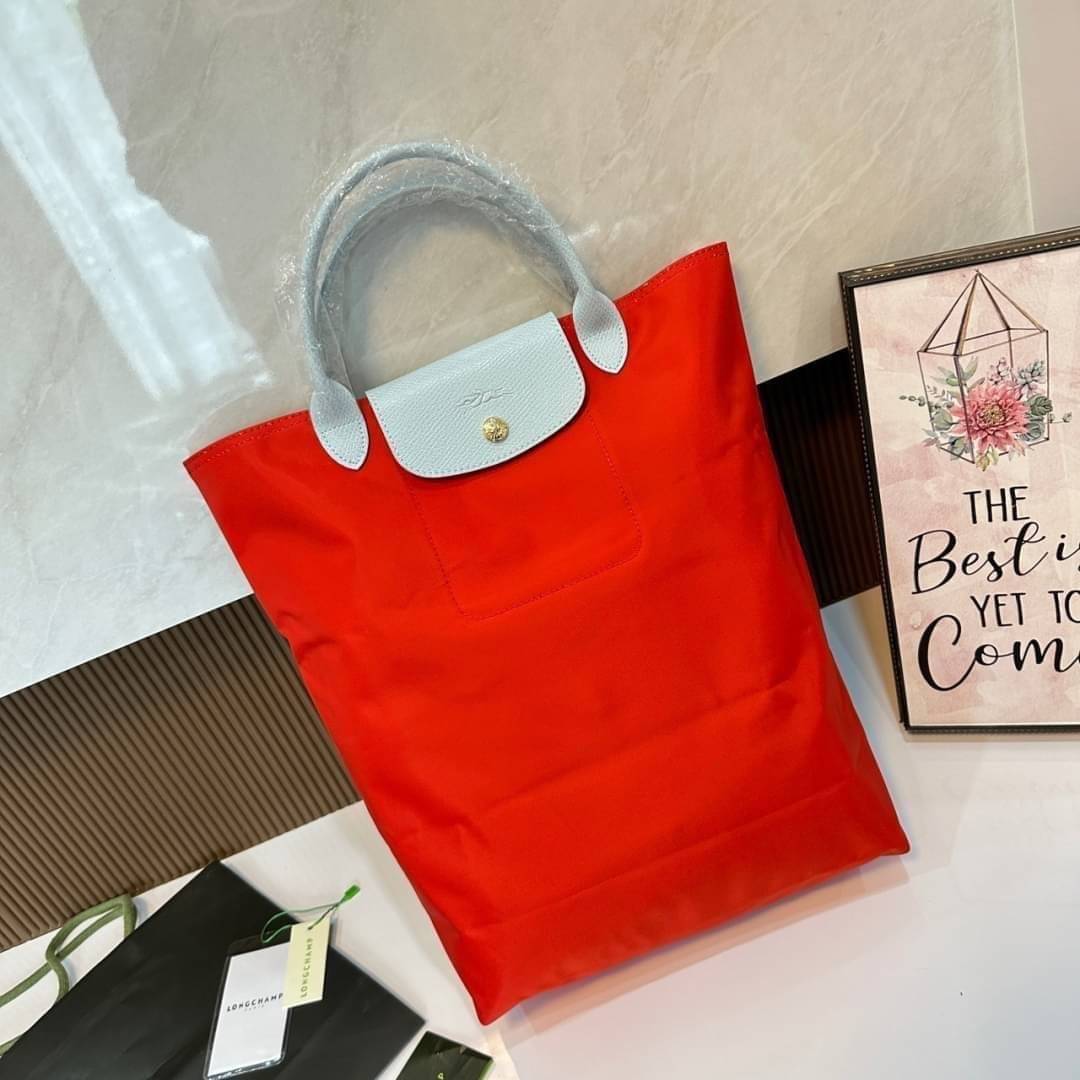 LONGCHAMP LE PLIAGE RE-PLAY TOP HANDLE BAG สินค้ารุ่นลิมิเต็ด collection สุดปัง ซื้อใบเดียวเหมือนได้2 ใบ กระเป๋าสะพายแนวตั้งที่กว้างขวาง มีเอกลักษณ์เฉพาะตัวแต่มีดีไซน์ที่น่าดึงดูด