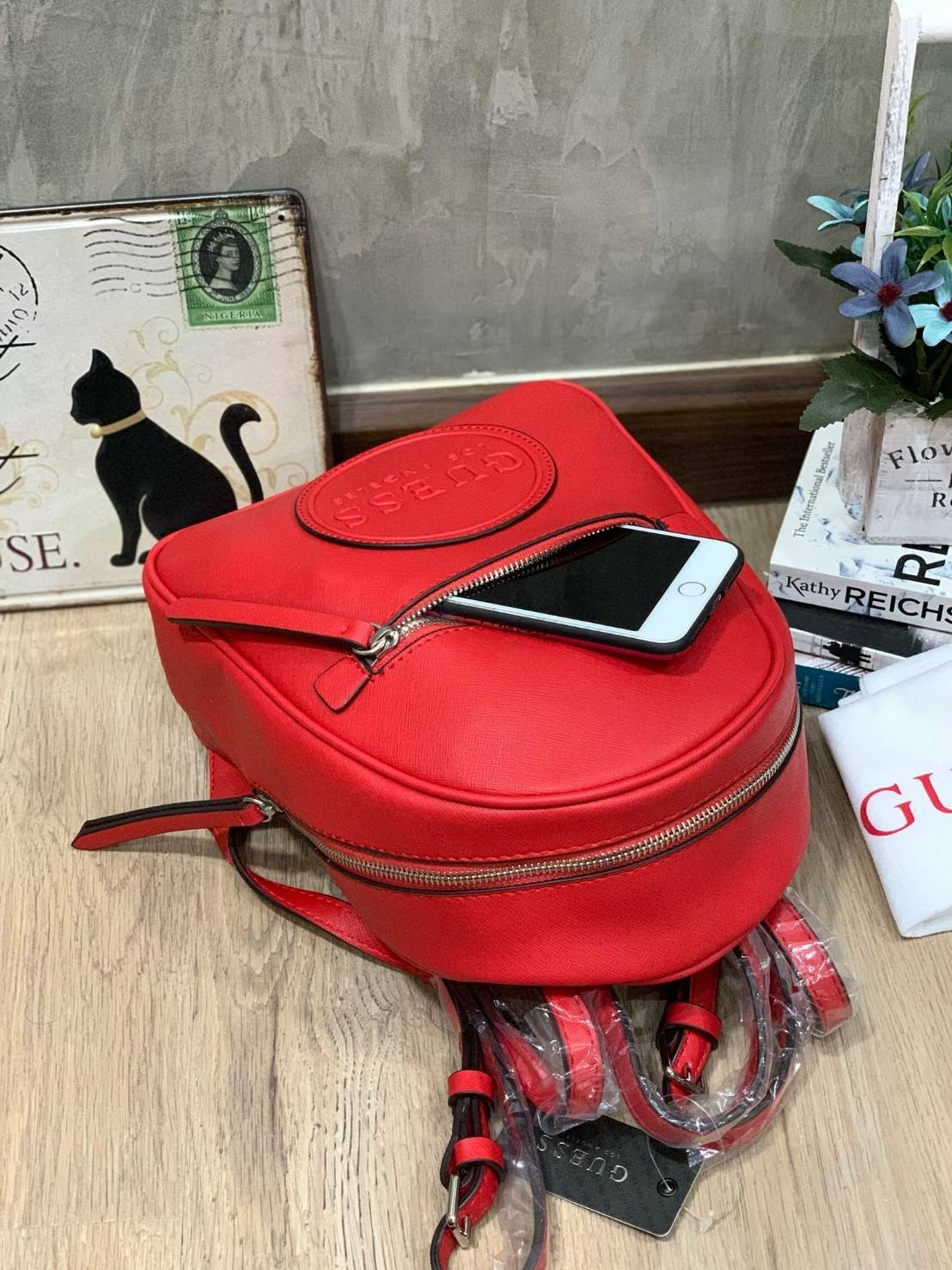 5สี Guess Woman’s Backpack กระเป๋าเป้สะพายรุ่นใหม่! วัสดุหนังsaffiano ขนาดกลางกำลังดี เปิดปิดด้วยหัวซิปหนัง ภายในบุผ้าลายsignature กว้างใส่ของได้เยอะ กระเป๋าสตางค์ยาว มินิไอแพค ด้านหน้ามีอีกหนึ่งช่องซิปเก็บของจุกจิกได้ มีโลโก้ตัวนูนเป็นดีเทลน่ารักๆ สายสะพ