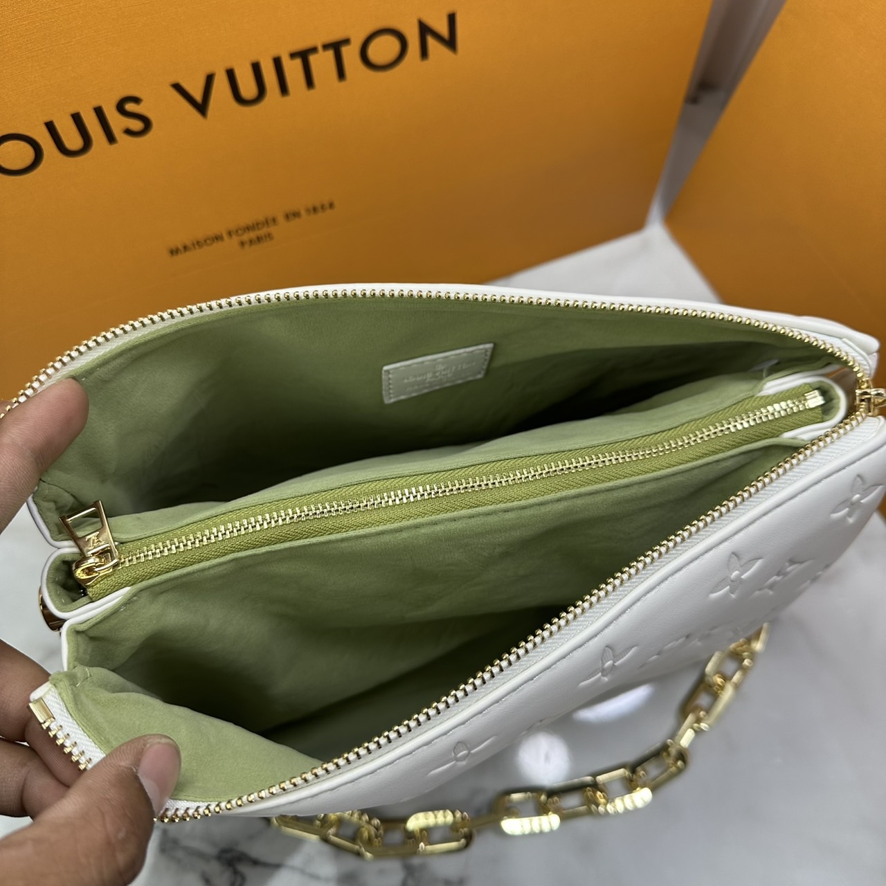 ORI หนังแท้ | LV Coussin PM bag Soft leather with Monogram pattern กระเป๋าถือสะพายไหล่ หรือถือเป็นกระเป๋าคลัทช์ หนึ่งในไอเท็มโดดเด่นจากแฟชั่นโชว์คอลเลกชันประจำฤดูกาล Spring-Summer หนังบุนวม