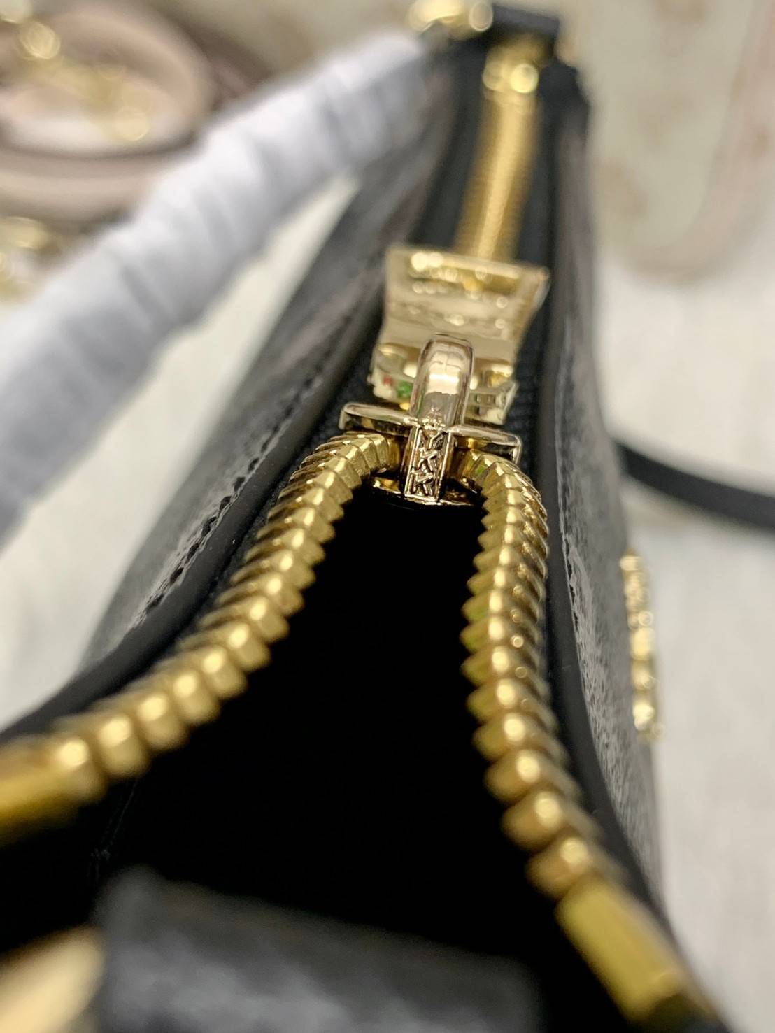 COACH POUCH HORSE AND CARRIAGE PRINT ((36674)) รุ่นแนะนำ ได้ไปไม่ผิดหวังแน่นอนค่ะ! กระเป๋าหิ้ว//สะพายไหล่//สะพายข้างได้ วัสดุ pvc นิ่มอย่างดี ลายรถม้าทั้งใบ สวยงามค่ะ เปิดปิดกระเป๋าแบบซิป ภายในสามารถใส่กระเป๋าเงินใบยาวได้;ของจำเป็นได้ครบค่ะ มีช่องเล็กให้ใ