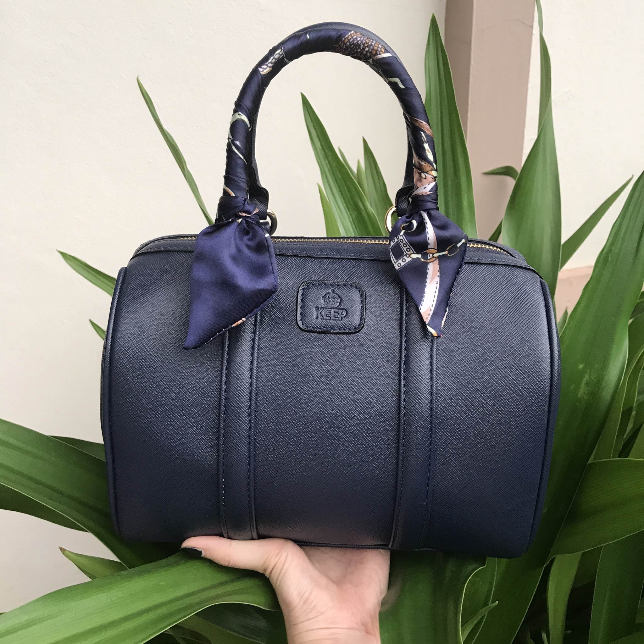 รุ่นขายดี สีใหม่ สวยหรู เวอร์วังมากคะ มาพร้อม ผ้าพันกระเป๋าเข้า set 😘🙏🏻 👜ดีเทลกระเป๋า 🌵สินค้าขายดี ขนาด มินิ สวยมากคะ >> รุ่น KEEP leather Pillow bag สวย น่ารัก ขนาดตอบทุกโจทย์การใช้งาน เห็นแล้ว **หลงรักเลยคะ 