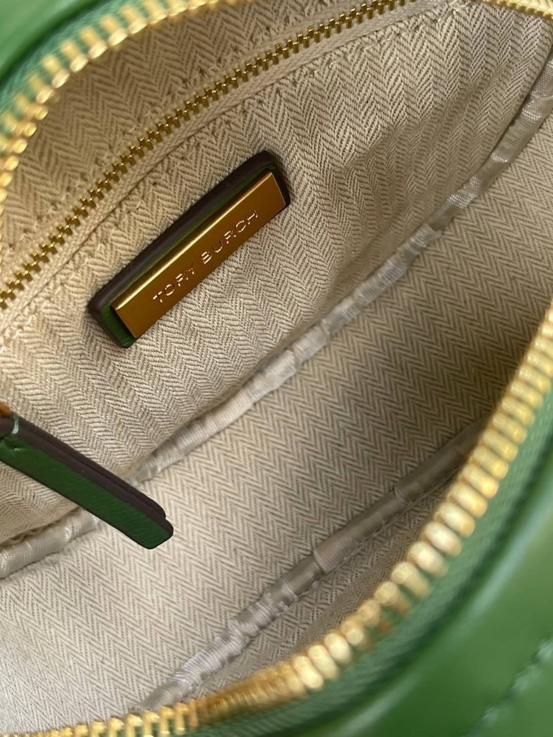 Tory burch Kira Cheron Circle Crossbody กระเป๋าสะพายคาดลำตัวรุ่นนี้โดดเด่นด้วยรูปทรงกลมสุดชิค ขนาดกะทัดรัด พร้อมด้วยหนังกระเป๋าที่ทำจากหนังแท้คุณภาพดี เพราะ Kira Chevron เป็นรุ่นที่ตอบโจทย์และครองใจสาว ๆ ได้อย่างแท้จริง เนื่องจากมีดีไซน์เรียบหรู โดยทางแบร