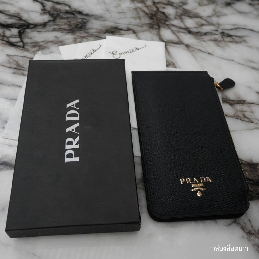 รุ่นขายดีเว่อร์วัง♡♡ PRADA LONG WALLET *สำหรับคนชอบใส่บัตรเยอะ กระเป๋าสตางค์ทรงสวย สะดุดตา หนังสัมผัส Safiano จากแบรนด์ PRADA มีช่องใส่นามบัตรมากถึง 16 ช่อง ด้านหน้ามีโลโก้แบรนด์สีทองหร